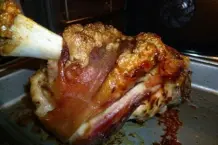 Knusprige Schweinshaxe im Bratschlauch: die Küche bleibt sauber