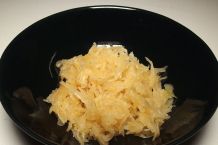 Zur Grillparty Sauerkraut roh servieren zu Bratwürsten