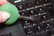 Tastatur leicht reinigen - kleiner Pinsel mit Blasebalg