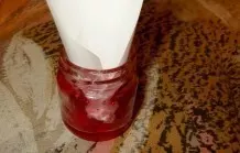 Fliegenfalle - Glas mit Marmelade und Papiertrichter