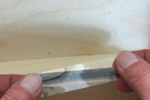 Mit Klebeband, Staub & Schmutz aus Rillen, Ecken usw. entfernen