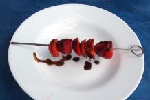 Obstspieße mit Schokolade überzogen