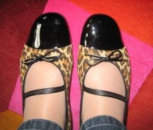 Ballerina-Schuhe halten nicht am Fuß
