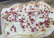 Elsässer Flammkuchen mit Hefeteig