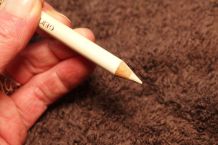 Augenbrauen zupfen leichter gemacht: weißen Kajalstift benutzen