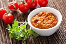 Frisches sizilianisches Tomatenpesto