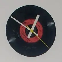 Deko im Retro-Look: Eine Schallplatten-Uhr