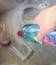 Gläser spülen von Hand, mit Glanzspüler