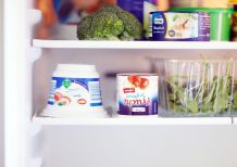 Joghurt länger frisch halten: auf den Kopf stellen