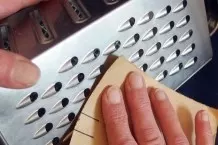 Stumpfe Küchenreibe mit Sandpapier schärfen