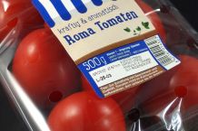 Im Supermarkt Gewicht abgepackter Ware überprüfen