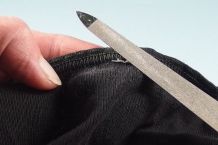 Piksende Nähte und Etiketten in Kleidung entfernen