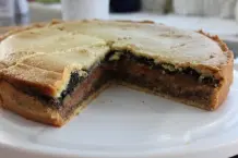Gedeckter Nusskuchen mit dreierlei Füllung: für Fortgeschrittene