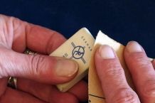 Glatte Radiergummis auffrischen mit Sandpapier