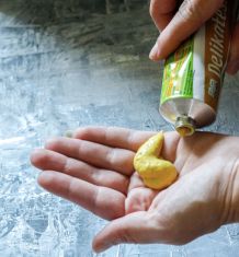 Senf gegen Schuppenflechte in den Händen