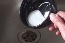 Abfluss reinigen mit Speisesalz und kochendem Wasser