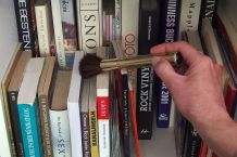 Make-up-Pinsel zum Staubwischen auf Büchern