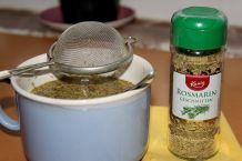 Haarspülung: Rosmarintee lässt dunkle Haare strahlen
