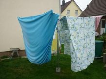 Spannbettlaken auf Wäschespinne trocknen lassen