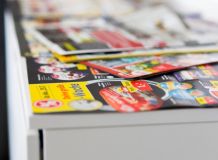 Prospekte helfen beim Großputz gegen Staub