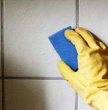 Schmutzige helle Fugen reinigen