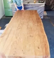Wasserflecken auf polierten Holzoberflächen entfernen