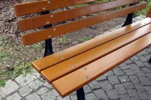 Terrassenplatten und Holzgartenmöbel reinigen: mit Soda