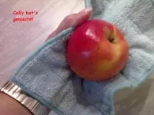 Wachsschicht auf Äpfeln mit Microfasertuch entfernen