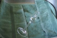 Empfindliche Gläser sicher per Hand spülen - Frotteetuch in die Spüle