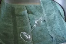 Empfindliche Gläser sicher per Hand spülen - Frotteetuch in die Spüle