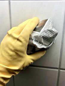 Fliesenspiegel in der Küche reinigen