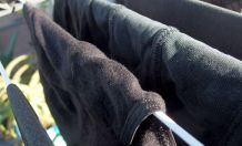 Verfleckte T-Shirts oder Baumwollsachen schwarz färben