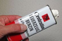 Klebereste von der Haut entfernen: mit Feuerzeugbenzin