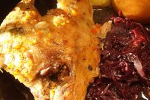 Gänsekeulen erst in Apfelsaft kochen