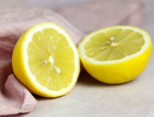 Zitronenhälften nicht wegwerfen: Hände damit reinigen & pflegen