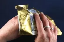 Handpflege: mit Butter von Verpackungsfolie