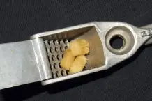 Ingwer mit der Knoblauchpresse zerkleinern