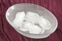 Bei Übelkeit und Völlegefühl: kleine Eiswürfel lutschen