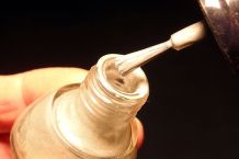 Gegen fettige / verfärbte Fugen in der Küche: Nagellack auftragen