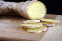 Gegen Halsschmerzen: Frische Ingwerwurzel kauen
