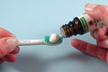 Gelbe Zähne ade - weiße Zähne mit Teebaumöl