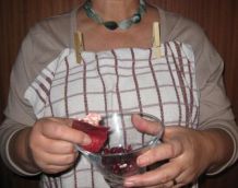 Küchenhandtuch als Spritzschutz: mit Klammern befestigen