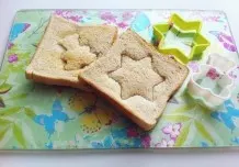Muster auf Toastscheiben: mit Ausstechform für Plätzchen