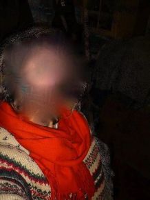 Schal mit Haargummi zusammenfassen
