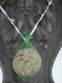 Plastikbeutelverschlüsse für Meisenknödel / Vogelfutter verwenden