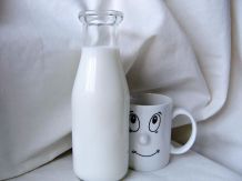 Neue Schränke von Geruch befreien mit Milch