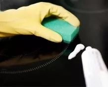 Glaskeramikfeld mit Zahnpasta reinigen