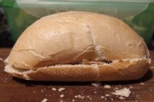 Brötchen vor dem Aufbacken aufschneiden