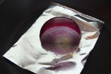 Zwiebeln bräunen in der Pfanne mit Alufolie