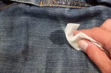 Gras- & Dreckflecken aus der Jeans leicht entfernen